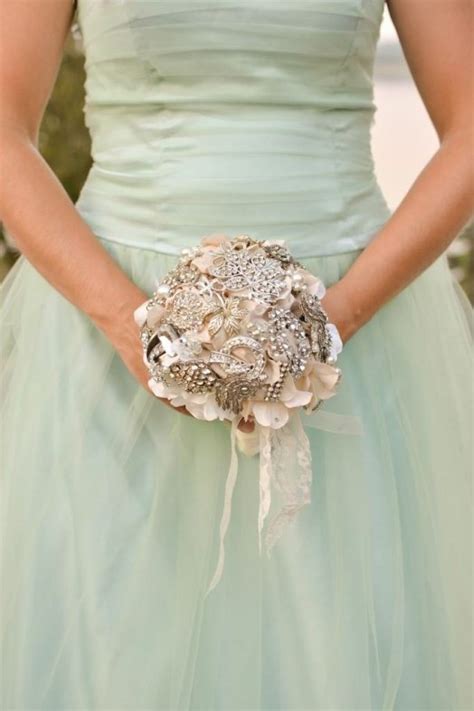 Wedding Brooch Bouquet Ideas | Emmaline Bride