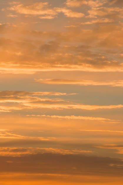 Hermoso Cielo Con Nubes Al Atardecer O Al Amanecer Foto Premium