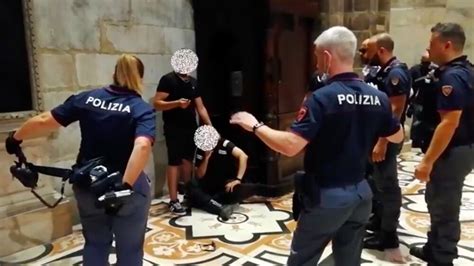 Milano Terrore In Duomo Uomo Armato Di Coltello Prende In Ostaggio