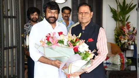 Chiranjeevi పదమవభషణ చరజవన అభనదచదక వచచన సలబరటస