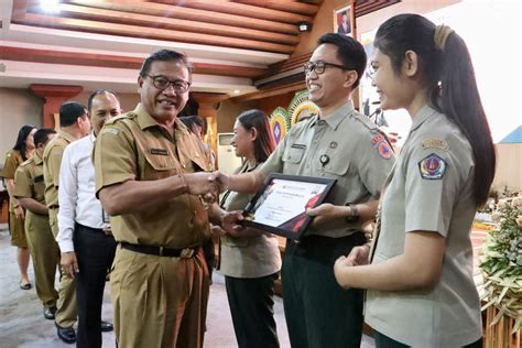 Sambut HUT Ke 236 Kota Denpasar Sekda Alit Wiradana Serahkan Piala