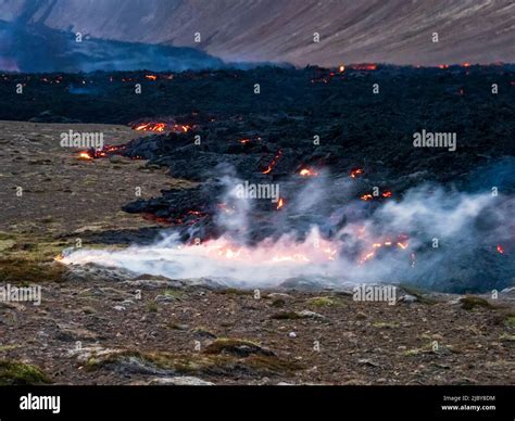 Tundra Feuer Entlang Der Lavafront Fagradalsfjall Vulkanausbruch Bei