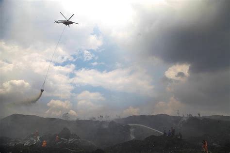 Potret Heli Water Boombing Dikerahkan Padamkan Kebakaran Tpa