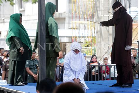 Hukuman Cambuk Penegakan Syariat Islam Di Aceh Antara Foto