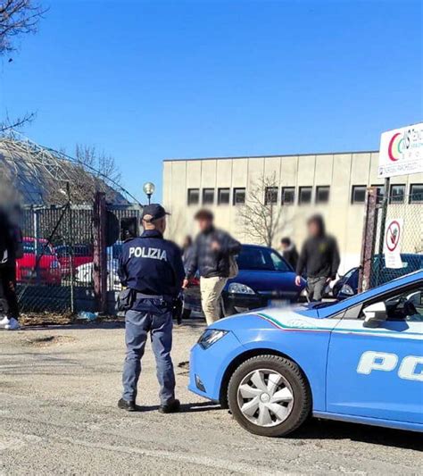 Bullismo E Droga Controlli Della Polizia Nei Pressi Delle Scuole