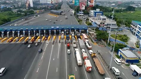 Two Men Playing Badminton Along Nlex Amid Traffic Jam Goes Viral