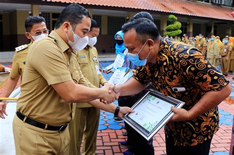 Serahkan Penghargaan Proklim Walikota Tangerang Apresiasi Agen