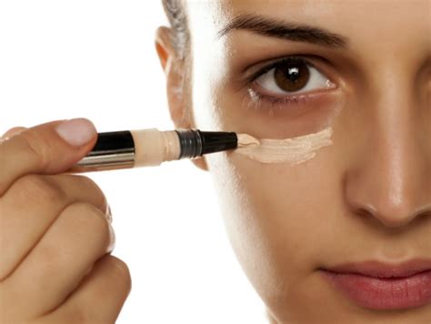 Cómo elegir el tono de corrector de maquillaje que necesitas para cada