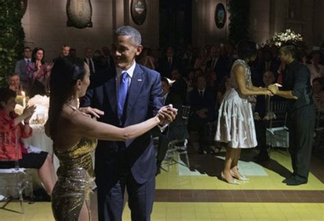 Barack Obama Se Atrevi Y Bail Tango En Argentina Durante Una Cena De