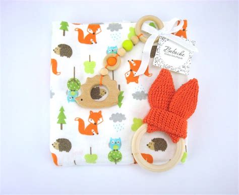 Бутик за подаръци за новородени, предлагащ великолепни бебешки дрешки ...