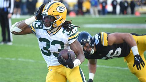 Packers Rb Aaron Jones Carted To Locker Room With Apparent Knee Injury