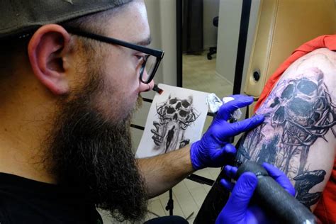 Avec 11 professionnels à Issoire comment les tatoueurs parviennent ils