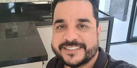 Cantor sertanejo é alvejado a tiros na presença da própria família após