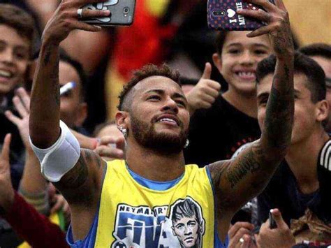 Neymar No Aguant Que Un Un Jugador Amateur Le Quitara La Pelota Y Se