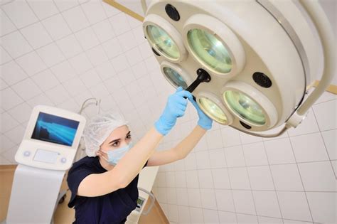 Atractiva médica femenina con una máscara estéril y guantes de goma