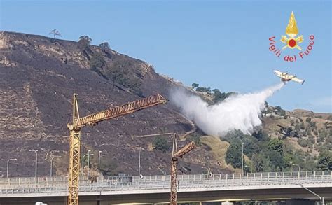 Incendi Paura Per Un Grosso Incendio In Azione Canadair VVF E