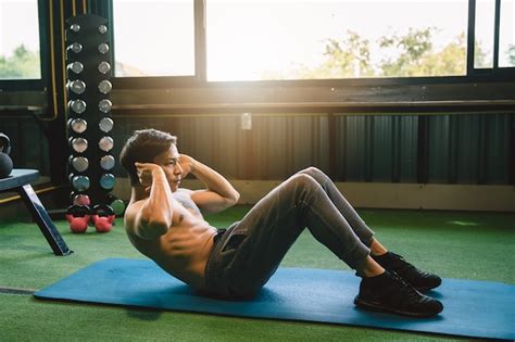 Hombre musculoso asiático haciendo ejercicio haciendo sentadillas