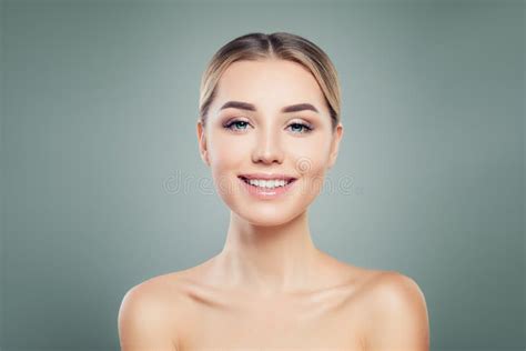 Modèle De Sourire Sous Leau Image Stock Image Du Beau Sourire 28420761