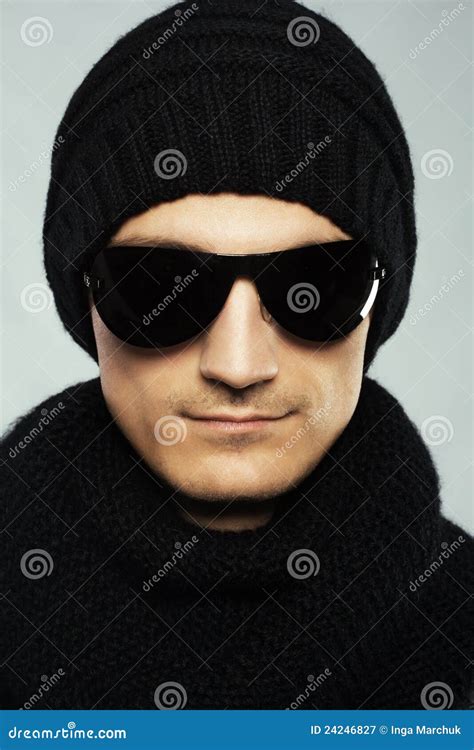 Hombre Con Estilo En Gafas De Sol Oscuras Y La Ropa Negra Imagen De