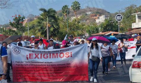 Marchan en Zihuatanejo maestros del SNTE en su segundo día de paro