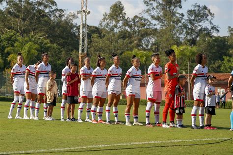 São Paulo desembarca em Porto Alegre para enfrentar o Internacional SPFC