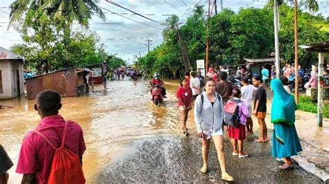 Perahu Ketinting Evakuasi Warga Terdampak Banjir Di Jalan Utama Kota