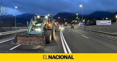 Una marxa lenta de tractors a la Cerdanya complica la circulació a la C 16