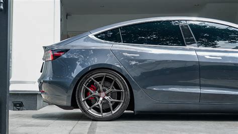 Permaisuri Vossen HF 5 Tesla Model 3