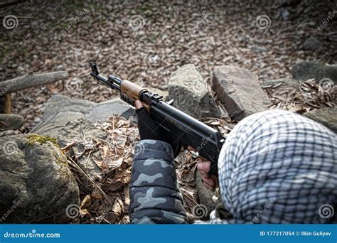 Silueta De Un Hombre Con Rifle De Asalto Listo Para Atacar Con Fondo De