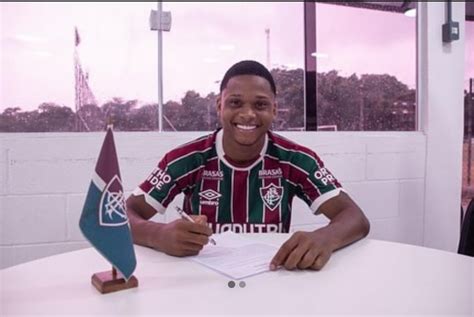 Erik Silva Assina Primeiro Contrato Profissional O Fluminense