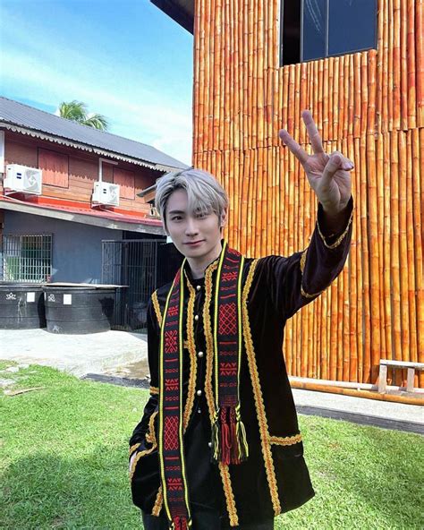 Isaac Wears Traditional Kadazandusun Clothes How To Wear Clothes Isaac