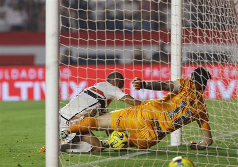 Estamos na final Herói da classificação do São Paulo Lucas foge de