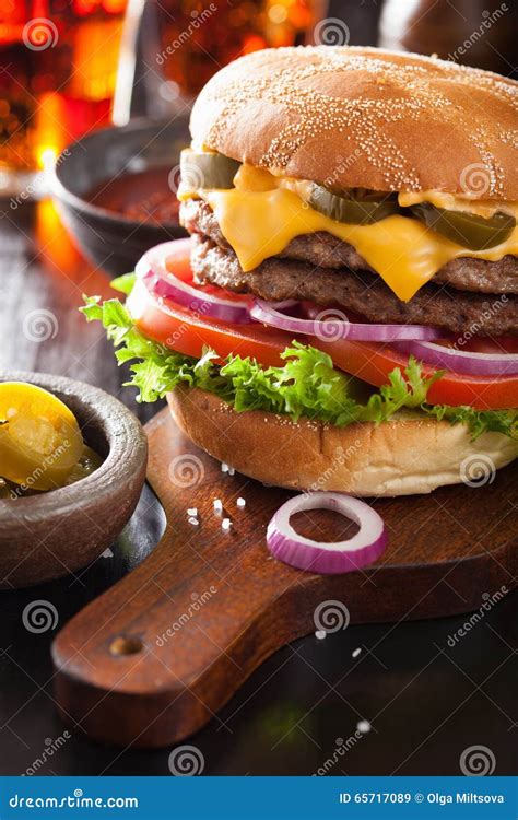 Hamburguer Dobro Do Queijo Com A Cebola Do Tomate Do Jalapeno Imagem De