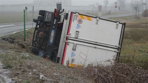 Camion Si Ribalta Sulla Strada Tra Castelletto E Buronzo Autista In