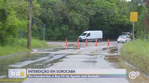 Idoso Cai Carro Em Buraco Aberto Para Obras Durante Chuva Em