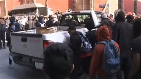 Normalistas irrumpen en Palacio Nacional durante la mañanera de AMLO