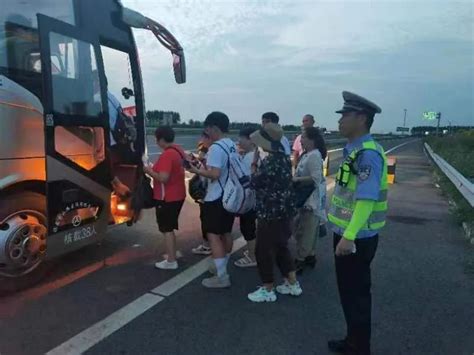 大客车突发故障滞留高速路 吉林高速公安及时转移乘客保安全澎湃号·政务澎湃新闻 The Paper