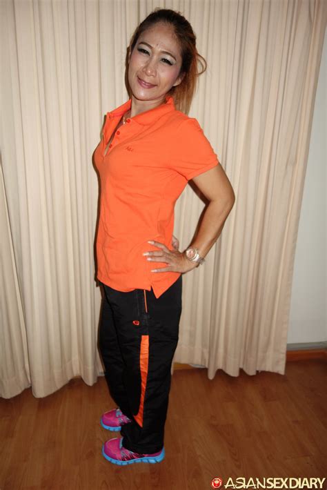 Chubby Asian MILF Por Gets Her Tight Pussy Penetrated And Creampied CoedCherry