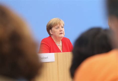 Angela Merkel Sieht Gro E Koalition Trotz Rger Um Akk Nicht Gef Hrdet