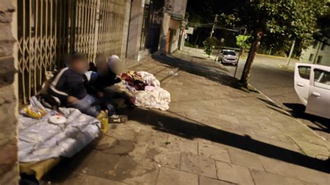 Grupo de voluntários distribui alimentos e cobertores para moradores de