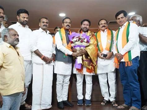 Telangana Sitting Peddapalli Mp Leaves Congress Joins Bjp