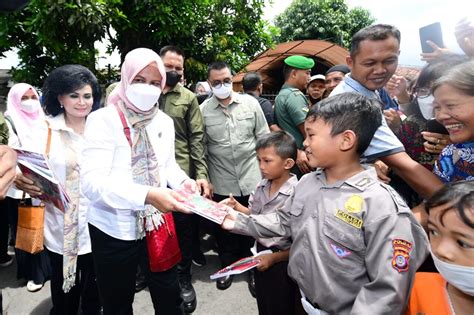 Foto Ibu Iriana Dan Anggota Oase Kim Kunjungi Kampung Sentra Bakpia