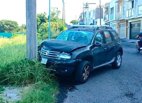 SE ESTRELLA CONTRA EL POSTE