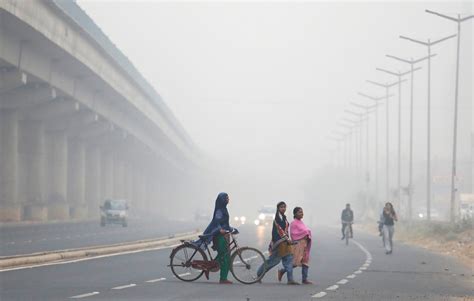 Delhi Blanketed In Toxic Haze ‘has Become A Gas Chamber The New York Times