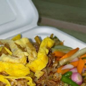 Potret Warung Nasi Goreng Ibnu Jamil Laris Manis Di Hari Pertama