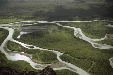 无人公园横图俯视航拍室外白天旅游度假草地草坪河流石头美景水植物瑞典欧洲波纹石子河水景观水流涟漪