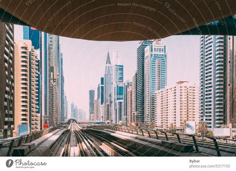 Moderne Metro Dubai Metro Eisenbahn Zwischen Gl Sernen Wolkenkratzern