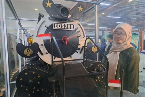 Miniatur Lokomatif Uap Terbesar Di Indonesia Ada Di Gubeng