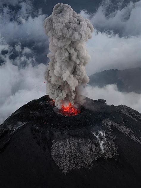 Fotos De Dron Del Momento En El Que El Volc N De Fuego Hace Erupci N