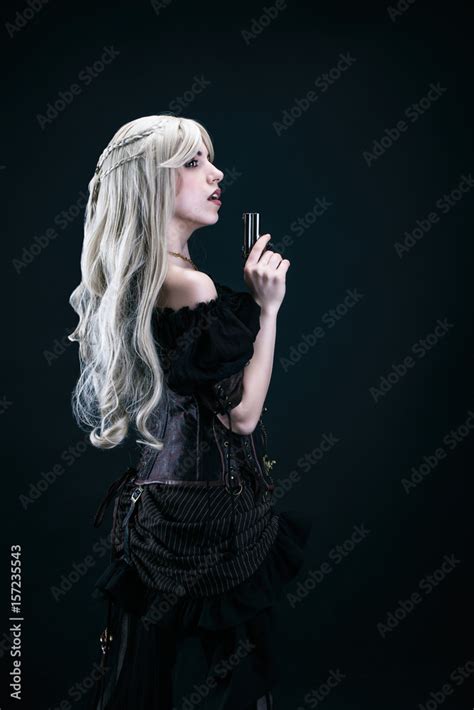 Foto de Jeune femme blonde armée d un pistolet derringer de profil do Stock Adobe Stock